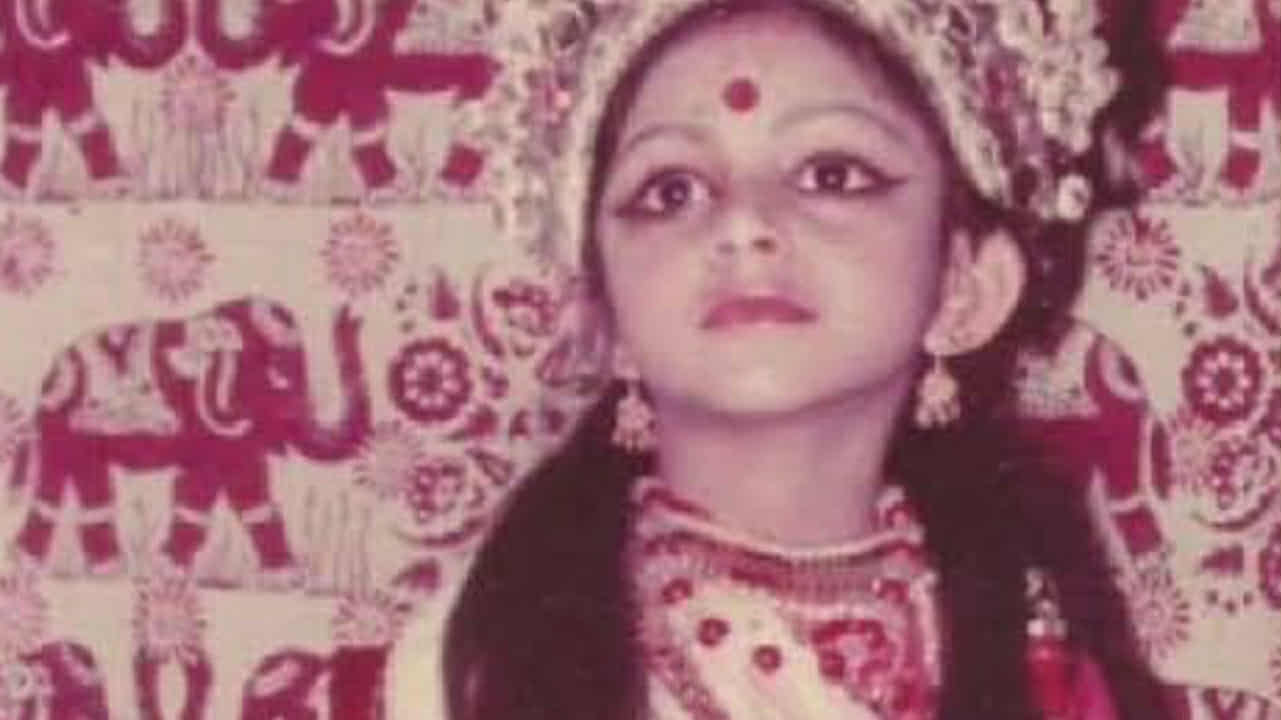 নাচে মত্ত ছোট্ট বালিকা! জনপ্রিয় বাংলা অভিনেত্রীকে কি চেনা যাচ্ছে?