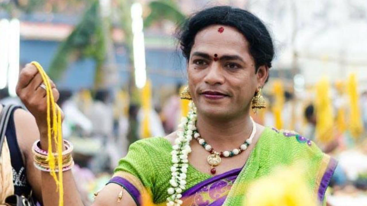 সন্তান জন্মের পরেই বৃহন্নলাদের উপদ্রব? তাঁদের কী দেওয়া শুভ, আর কোনটা দেওয়াই বা অশুভ জানেন কি?