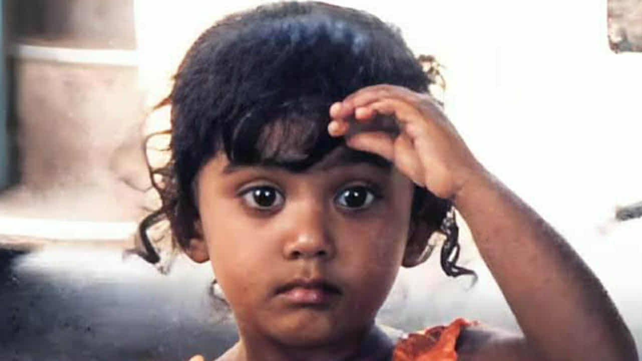 কোঁকড়া চুল, শ্যামলা বর্ণ! মিষ্টি মুখের এই একরত্তিকে চিনতে পারছেন? টলিউডে দাপিয়ে অভিনয় করছেন তিনি