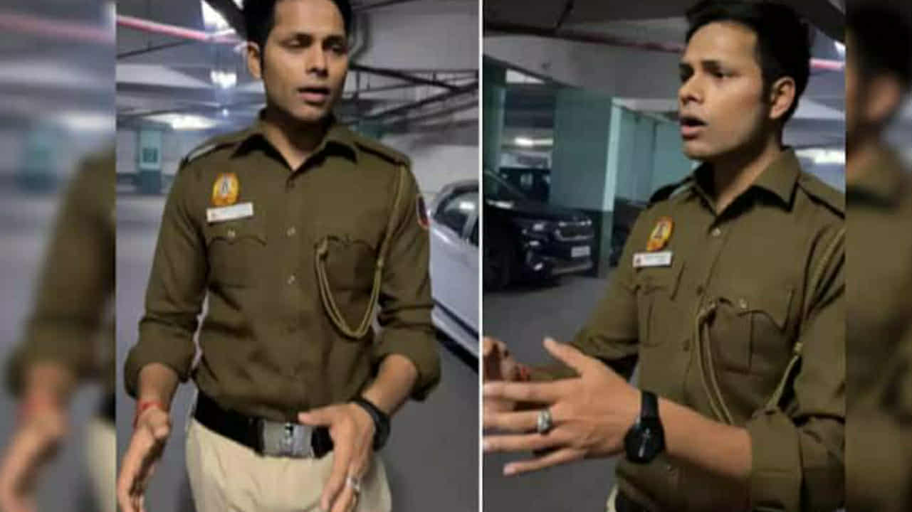 ডিউটি করতে করতেই গলায় সুর তুললেন পুলিশ অফিসার! অরিজিতের গানে মুগ্ধ করলেন নেটিজেনদের