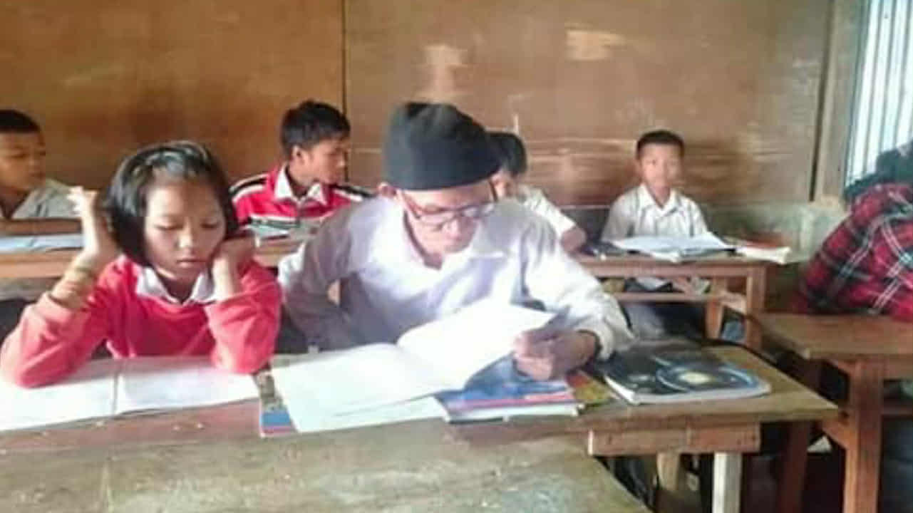 তিন কিমি হেঁটে স্কুলে যাচ্ছেন ৭৮ বছরের বৃদ্ধ! ক্লাস করছেন নবম শ্রেণির পড়ুয়াদের সঙ্গে