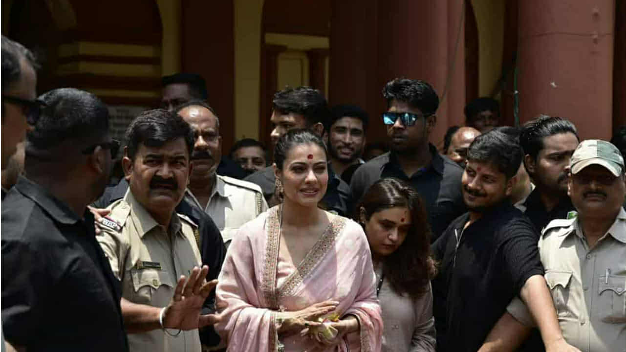 'মা'-এর সাফল্যের কামনায় মায়ের পুজো দিলেন কাজল! ফের শহরে এলেন বাংলার মেয়ে