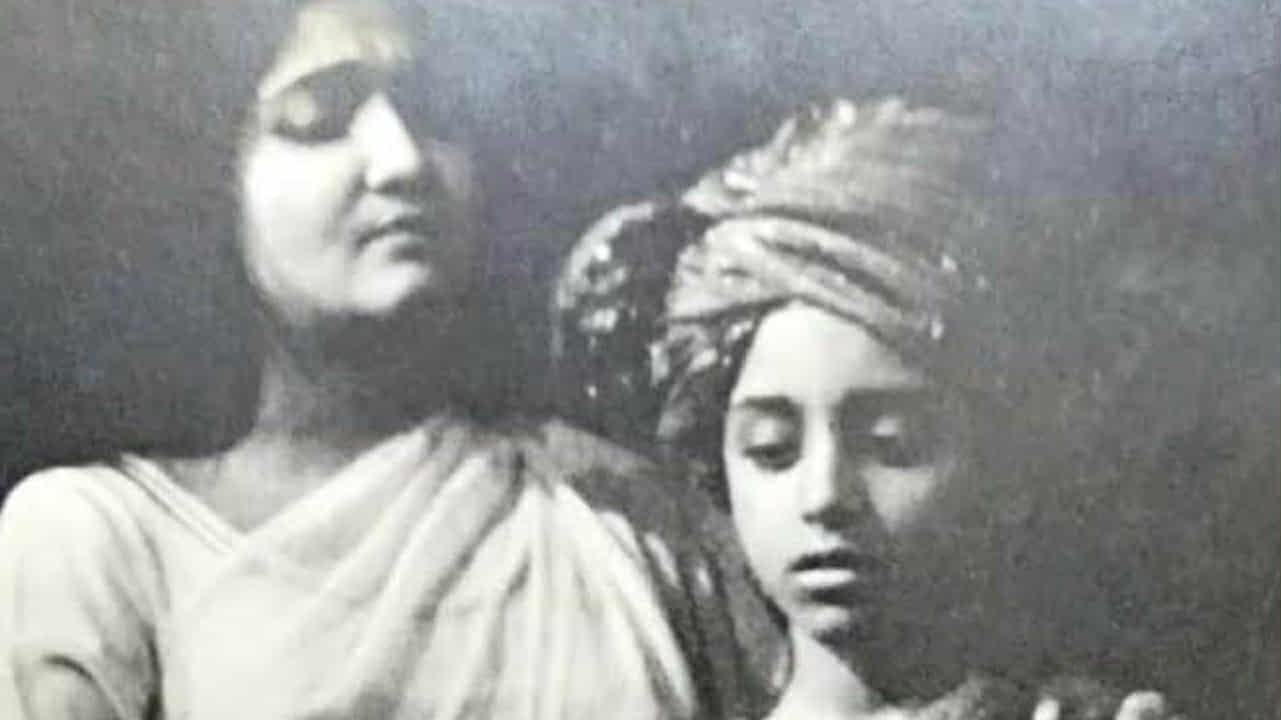মাথায় পাগড়ী, পরনে পাঞ্জাবি! সাদাকালো ছবিতে চেনা যাচ্ছে এই খুদেকে?