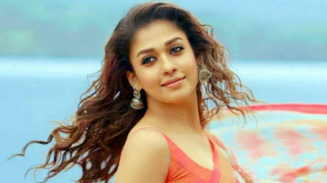 অতি সাধারণ সঞ্চালিকা হিসেবে শুরু কেরিয়ার! এরপরেই শাহরুখের বিপরীতে অভিনয়, তুঙ্গে অভিনেত্রীর কেরিয়ার গ্রাফ